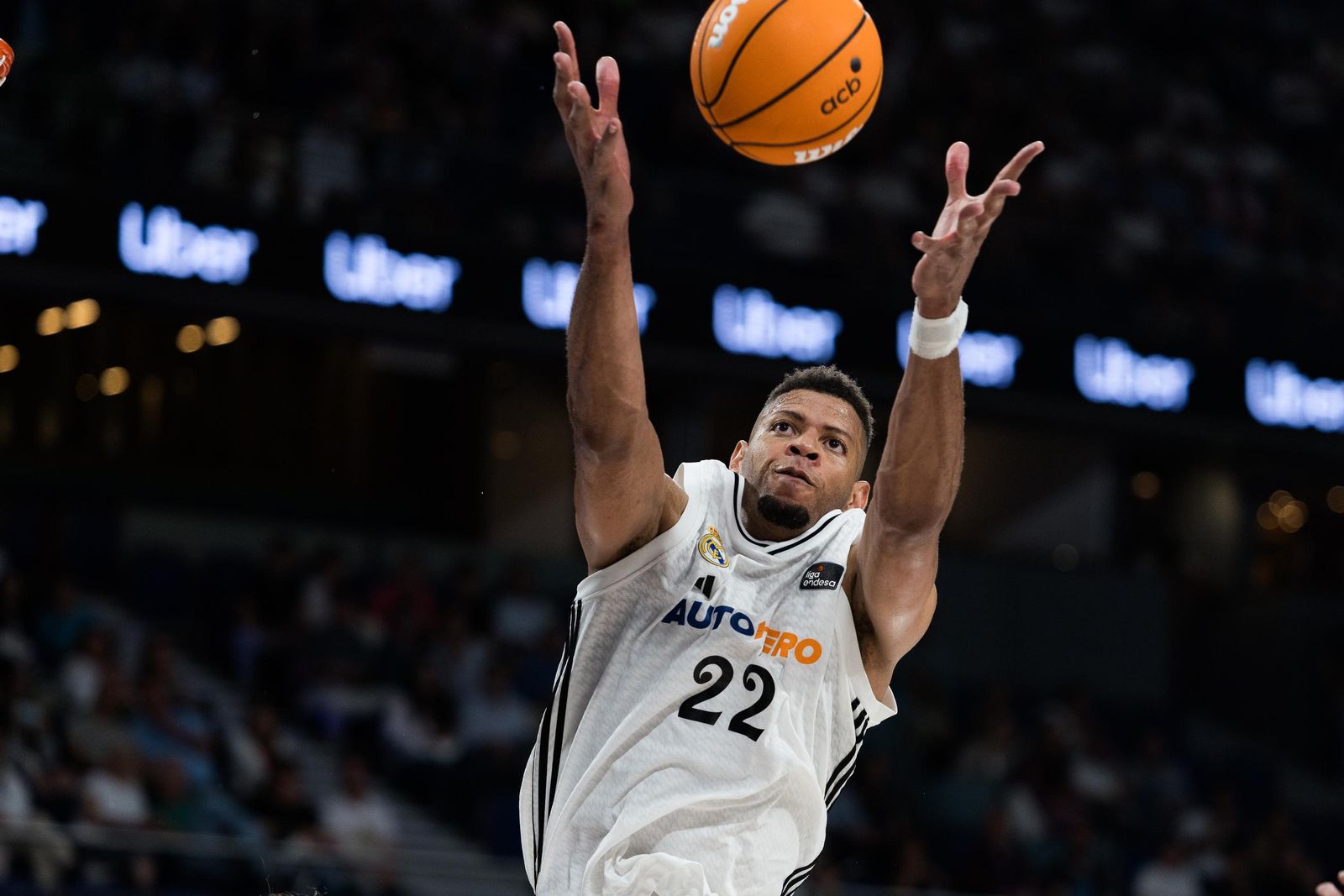 El Real Madrid sufre pero gana al Baskonia (82-76)