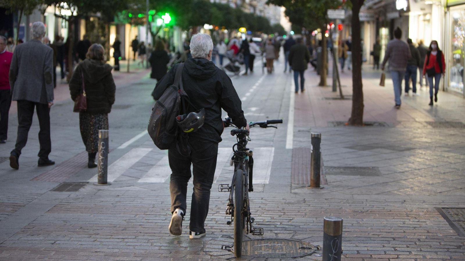 Un ciclista cumple la norma y se baja de la bici para cruzar por Asunción.