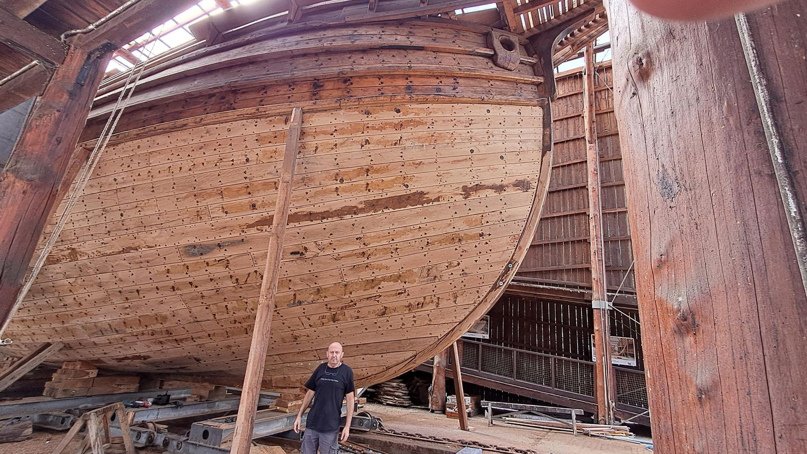 Uno de los hermanos frente la nao 'San Juan'