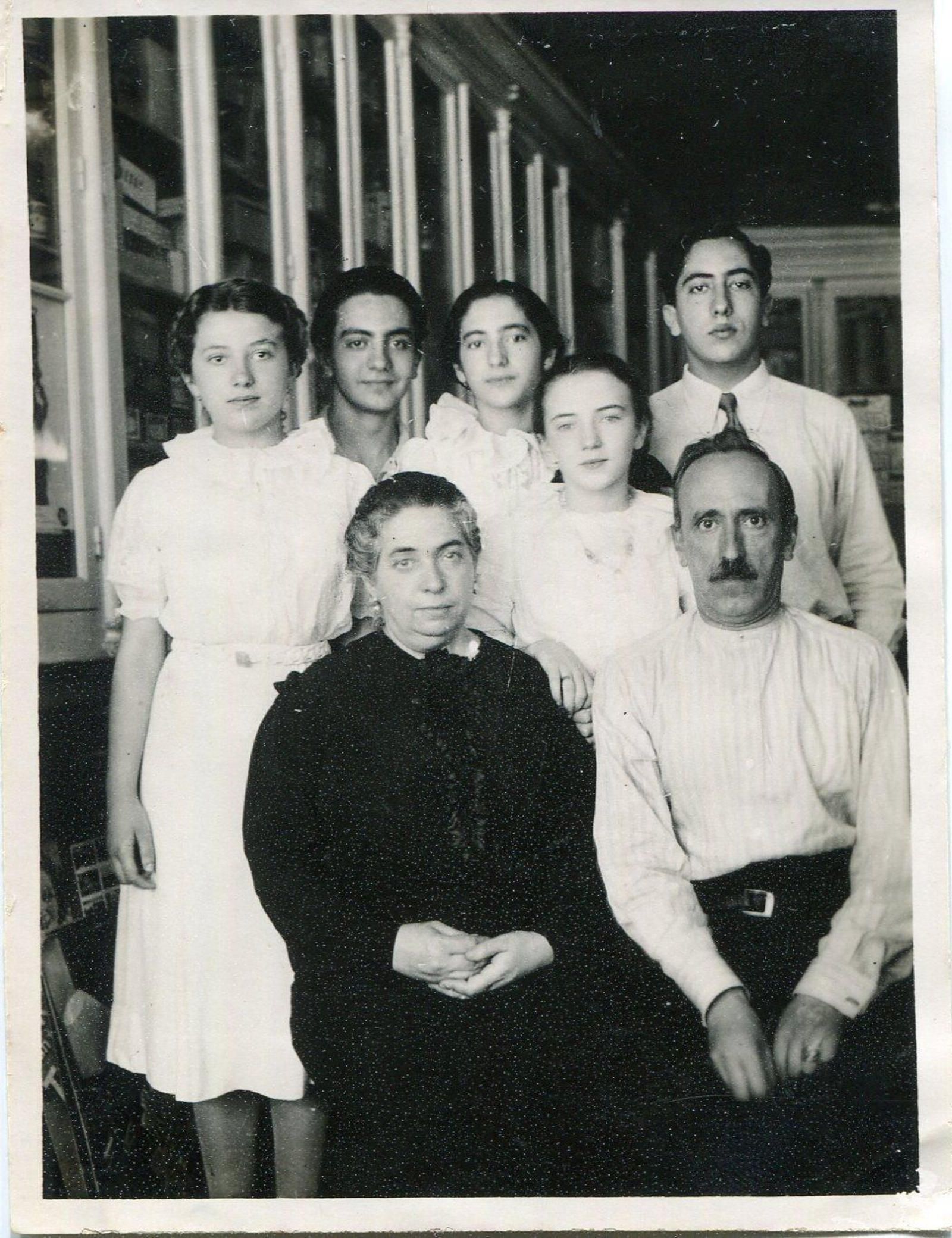 La familia Quirós en el establecimiento familiar, años 30. Sentados, los padres de J. Mª. Quirós. La familia Quirós en el establecimiento familiar, años 30. Sentados, los padres de J. Mª. Quirós.