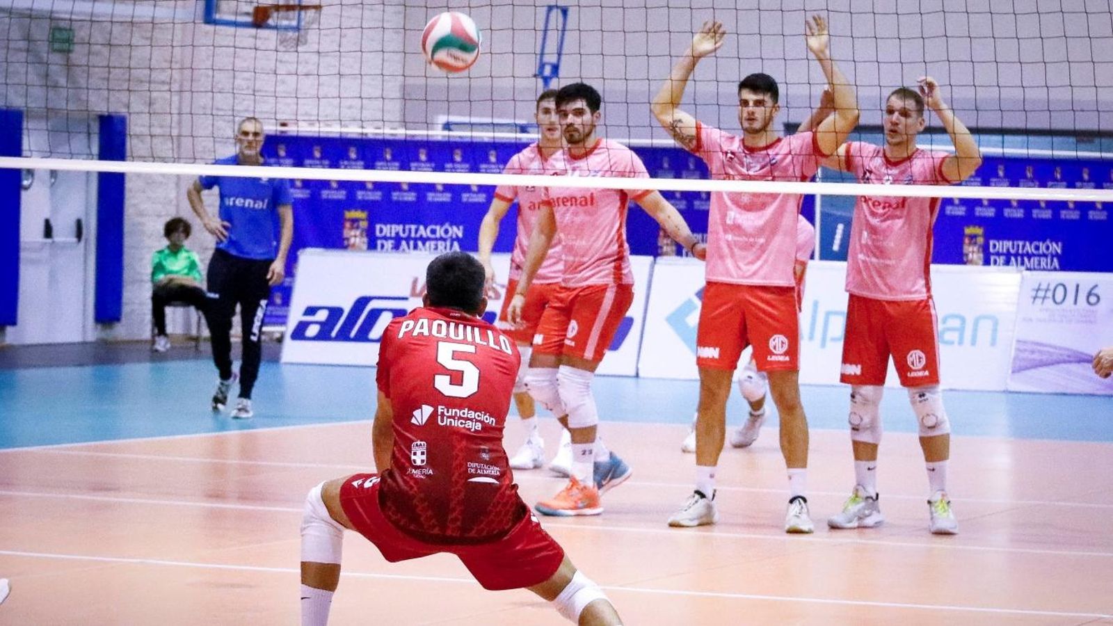 Paquillo Fernández, en acción en el duelo contra Arenal Emeve.