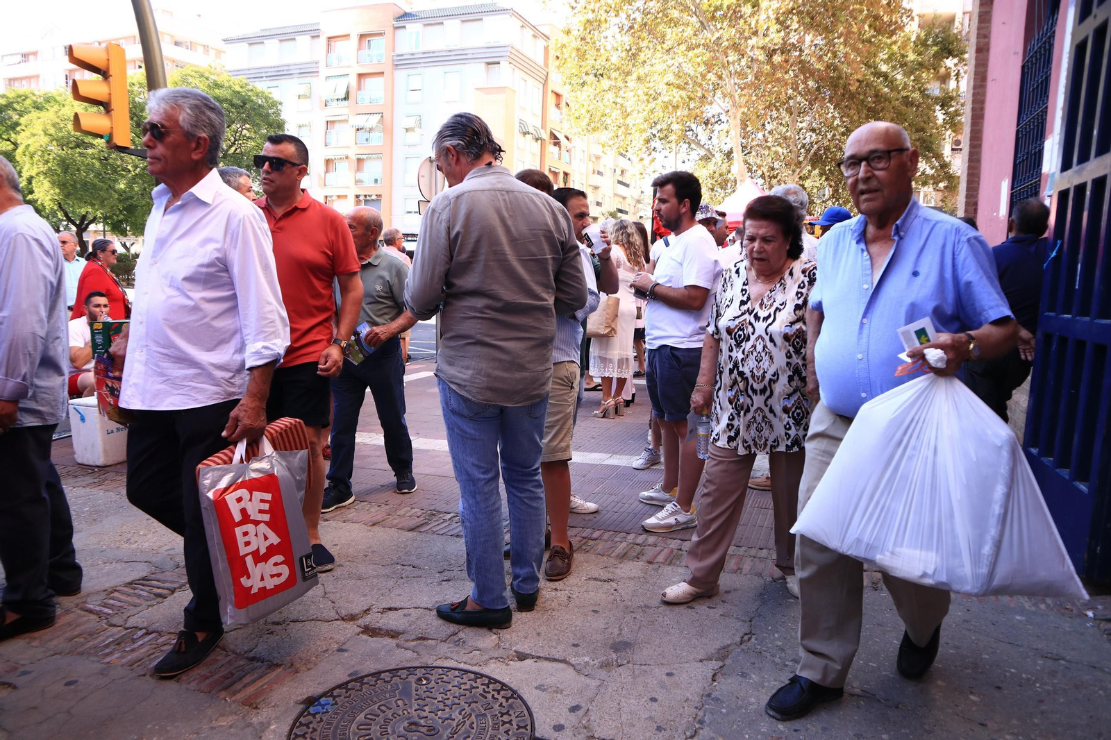 Imágenes de ambiente en el tercer día de toros en Huelva