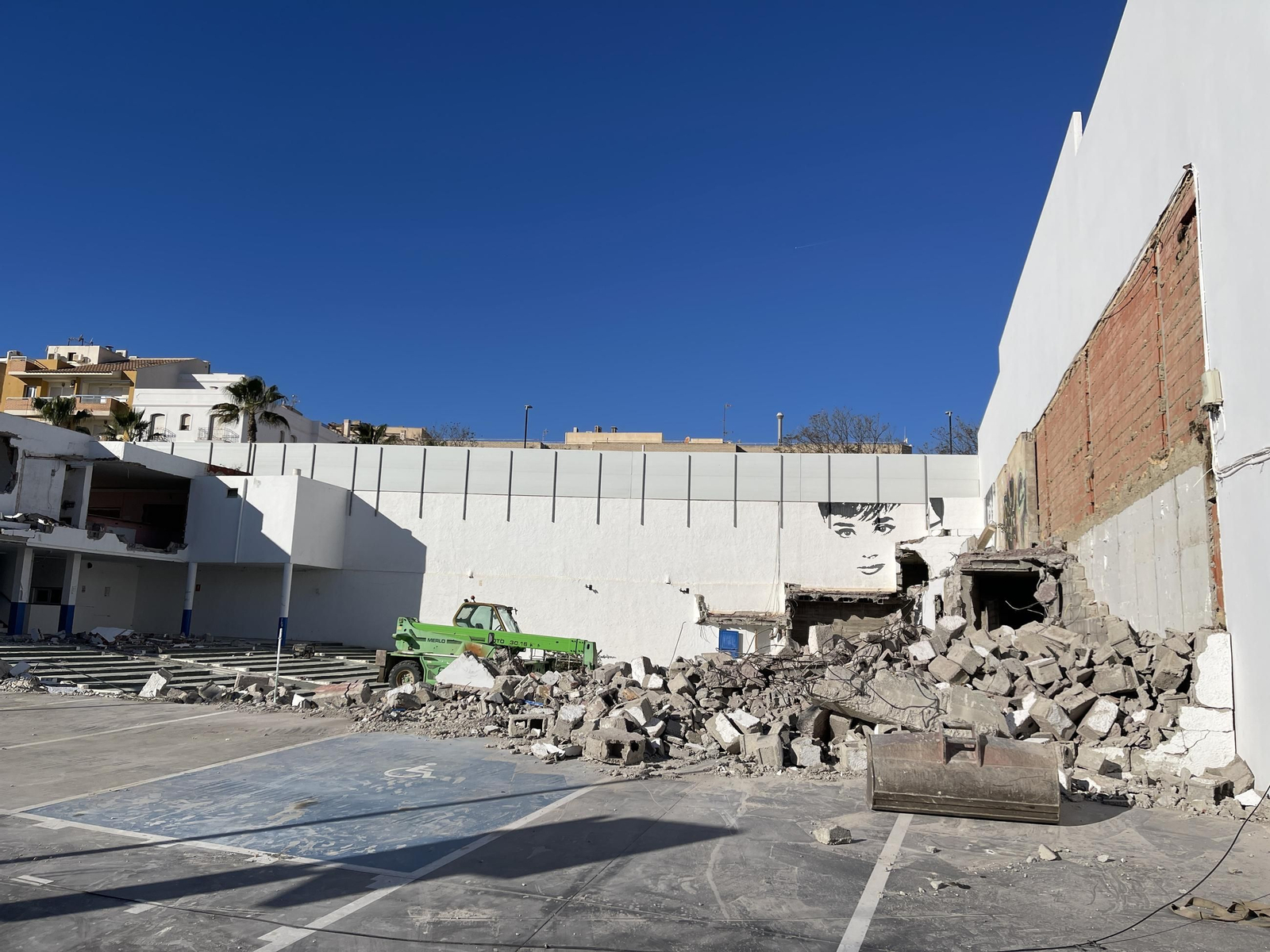 Las imágenes de la demolición del cine Tenis de Garrucha