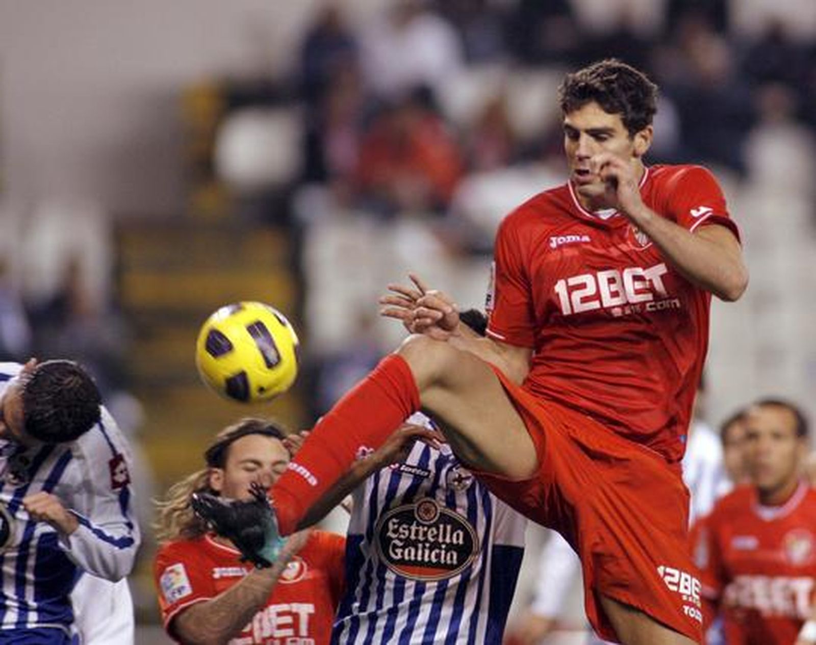 El Sevilla consigue sacar un punto tras una épica remontada en inferioridad numérica.

Foto: EFEe