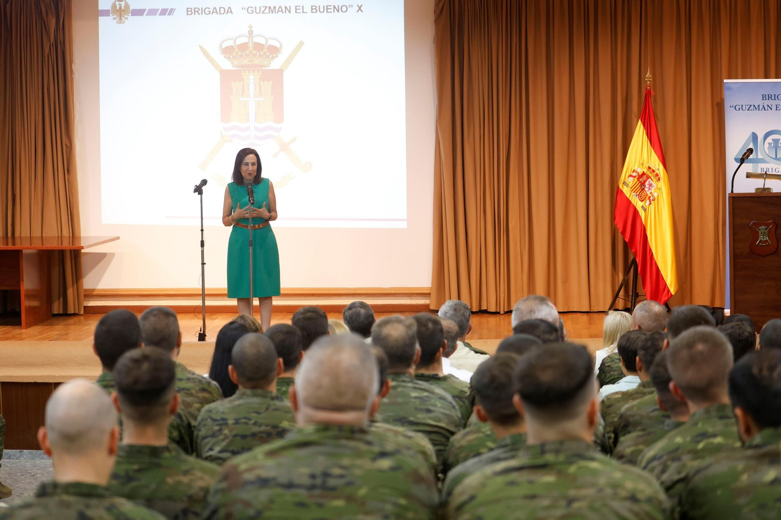 La ministra de Defensa, Margarita Robles, en la entrega las medallas conmemorativas al Ejército en la Bri X, en imágenes