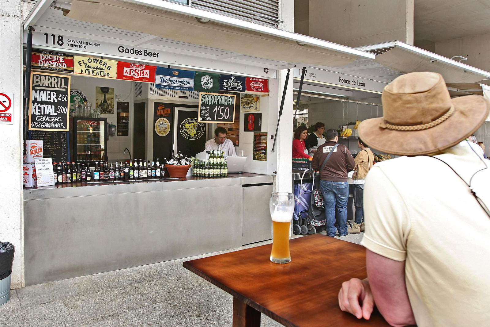 Un cliente degusta una cerveza en uno de los puestos del Rincón Gastronómico del Mercado, en una imagen de archivo.