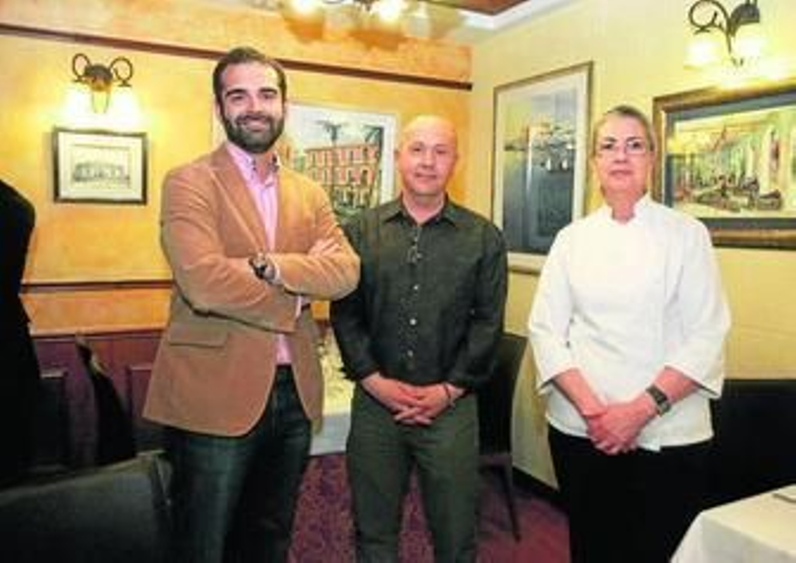 El acuarelista Diego M. Rosas entre el concejal Ramón Fernández-Pacheco y la chef, Francisca Pérez.