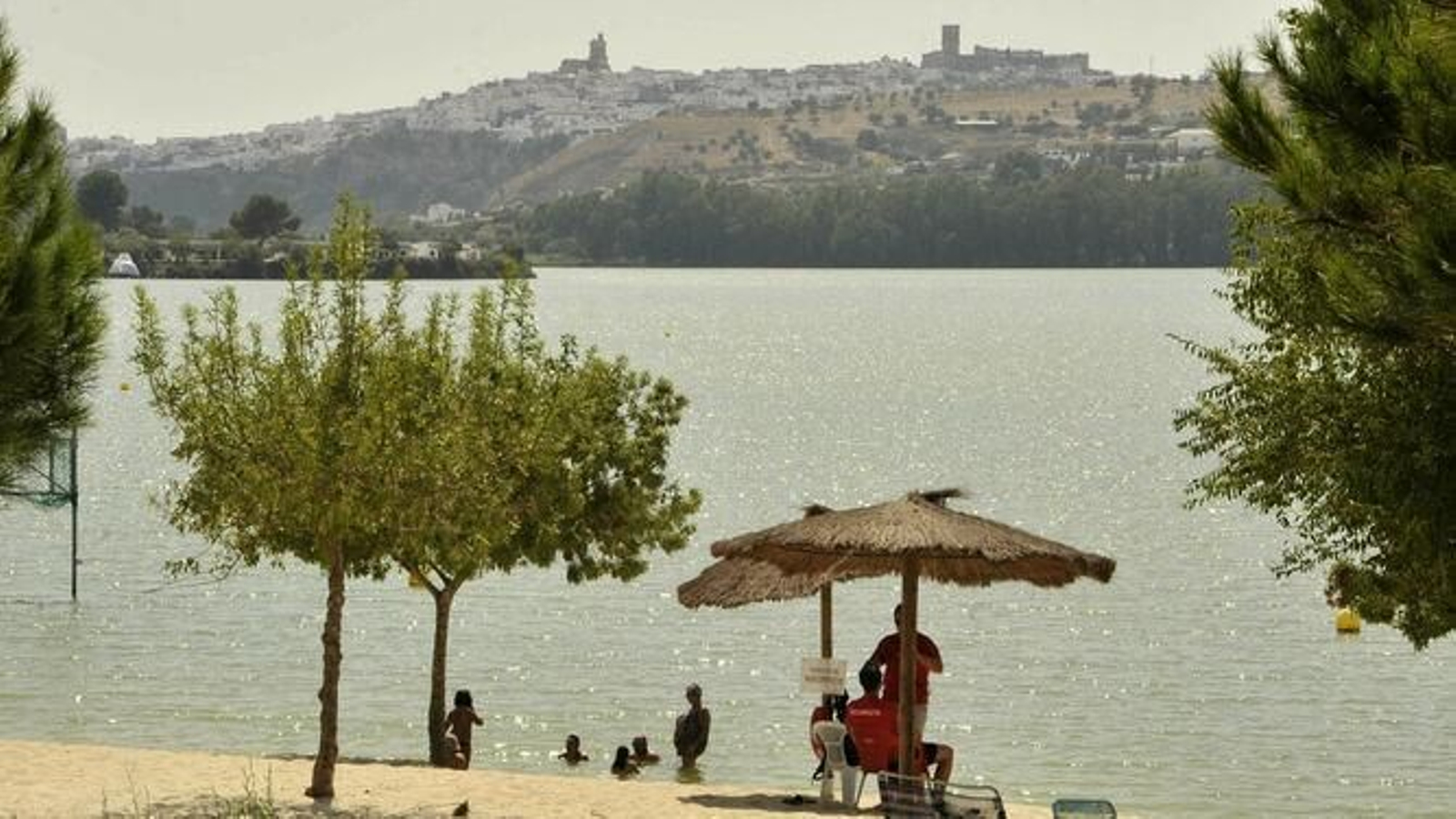 Una vista de la playita artificial en el pantano de Arcos.