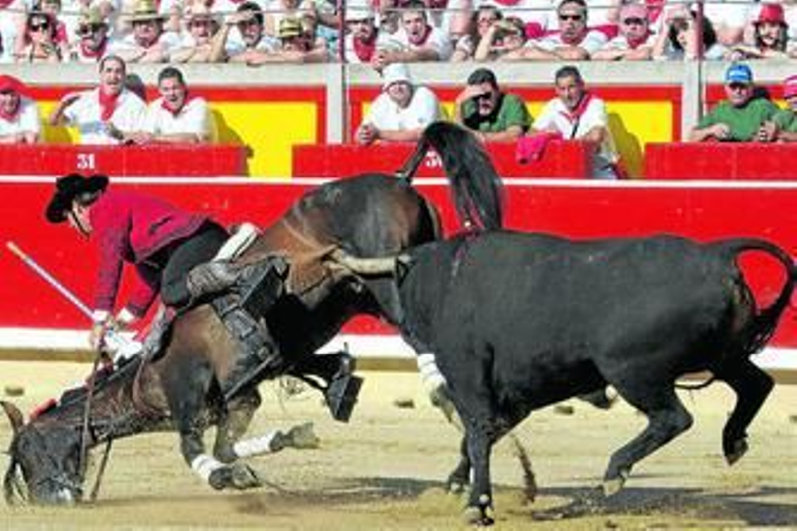 El primer toro cogió aparatosamente a 'Disparate' y Hermoso, que salieron ilesos del percance. El primer toro cogió aparatosamente a 'Disparate' y Hermoso, que salieron ilesos del percance.