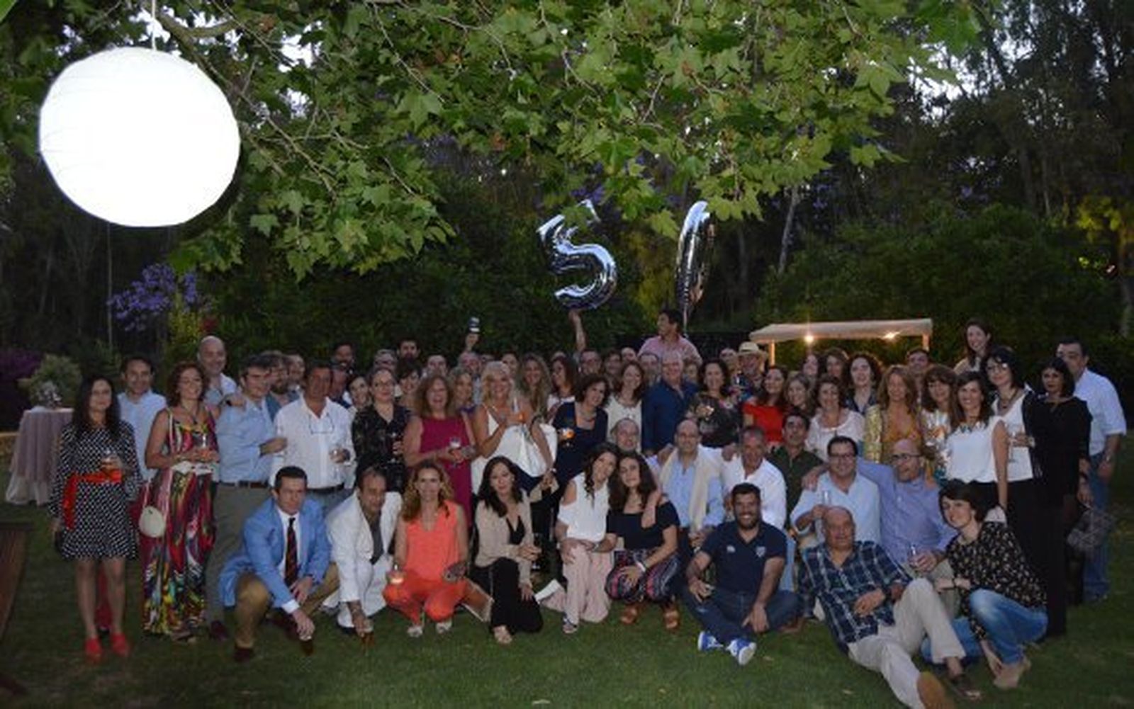 El homenajeado José Díaz Sanguino, durante la fiesta sorpresa celebrada en el restaurante' La Cabaña', en El Puerto de Santa María, con motivo de su cincuenta cumpleaños. Fue recibido, a su entrada al recinto, por el grupo de rugby de Badajoz.  Foto: Ignacio Casas de Ciria