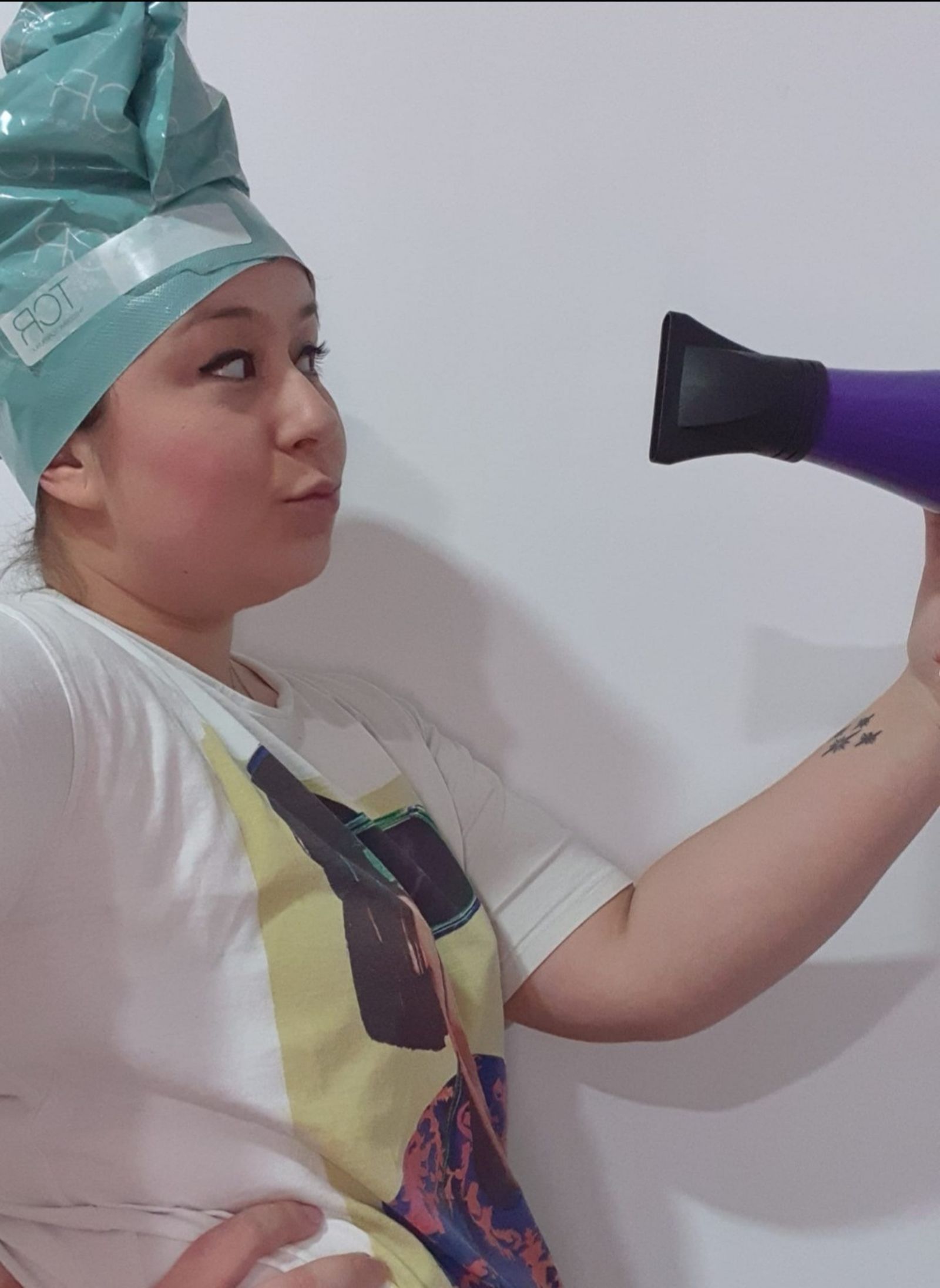 Patricia, peluquera de profesión, se prepara para una sesión de secador.