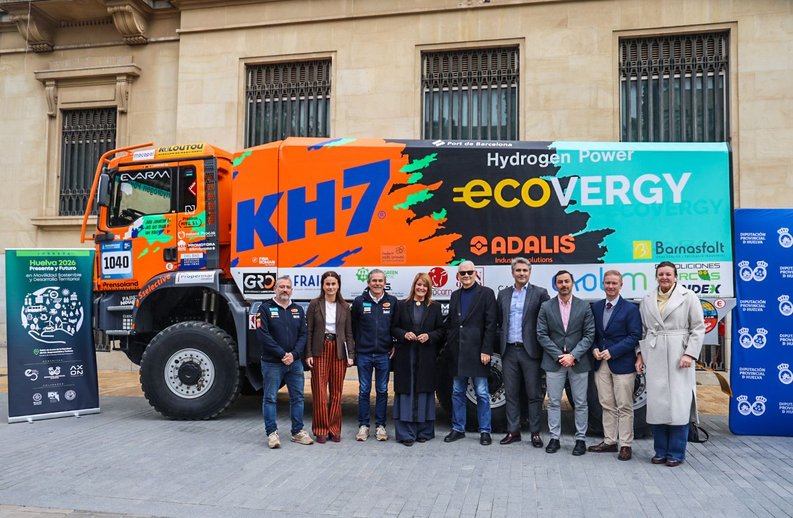 Fotografías de la llegada del vehículo ganador del último Rally Dakar en la categoría Mission 1000, enmarcado en la Jornada 'Huelva presente y futuro en movilidad sostenible y desarrollo territorial'