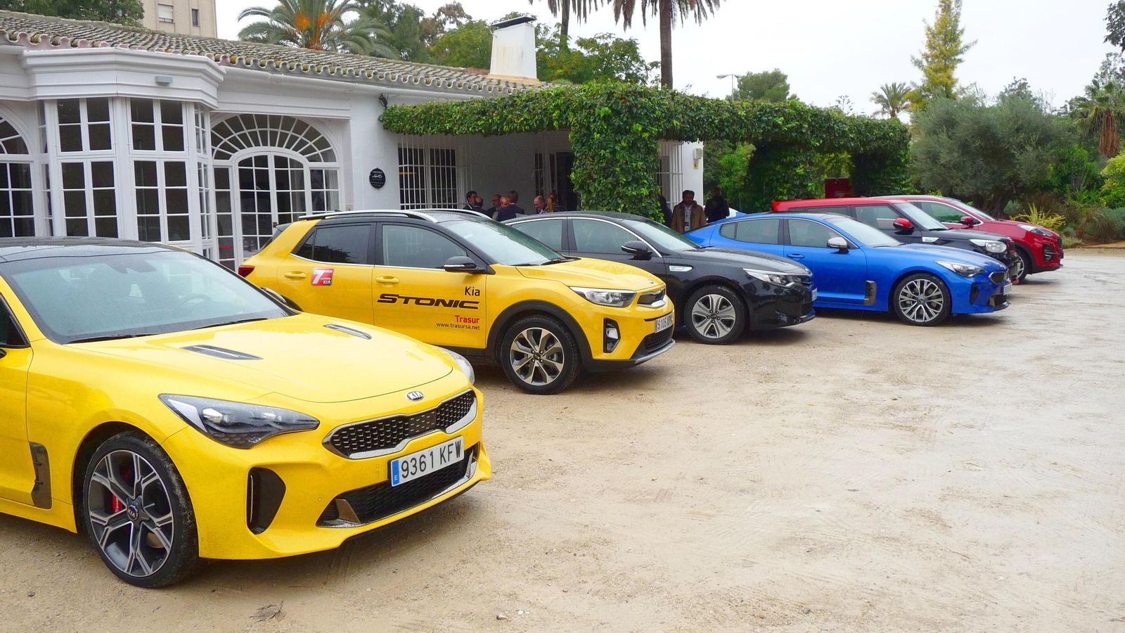 Algunos de los vehículos KIA de Trasur en Universo Santi.