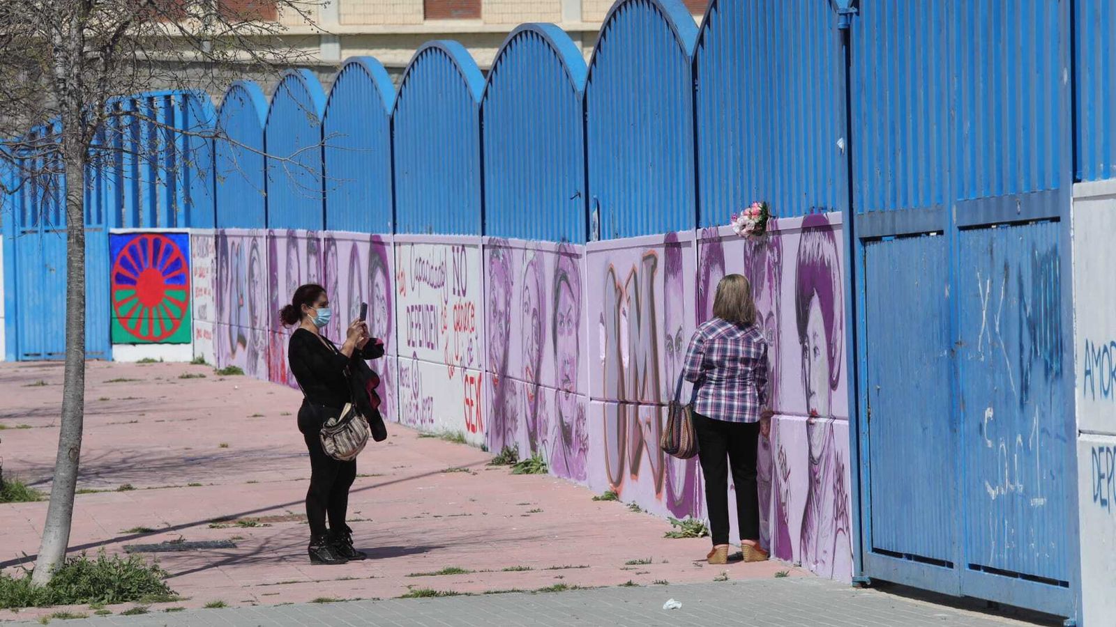 Una mujer fotografía a otra esta mañana en el mural de La Juventud.