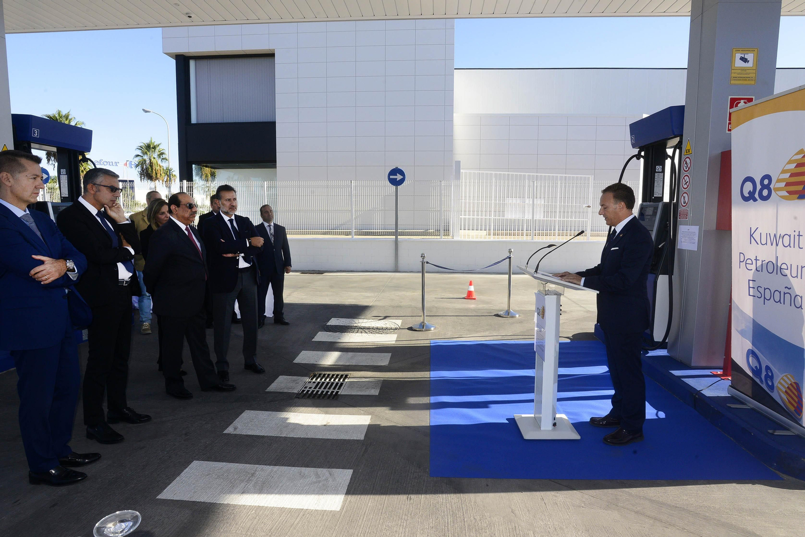 Las autoridades de la firma kuwaití, durante el discurso del alcalde.