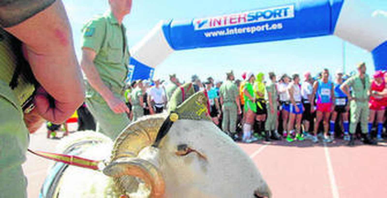 Un legionario porta la cabra de la legión antes de la salida a los participantes en una edición anterior.