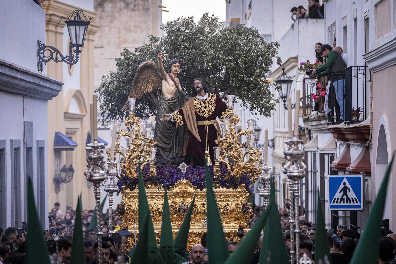 El paso de Nuestro Señor Jesucristo en su Sagrada Oración en el Huerto, procesionando por el barrio de La Pastora.