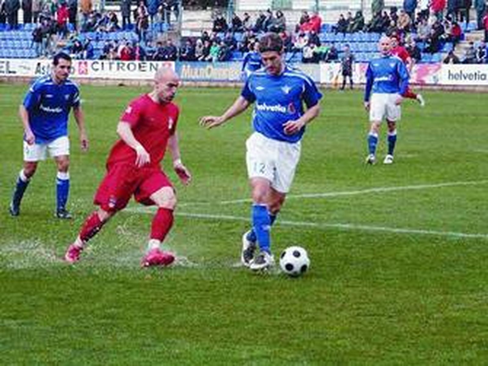 Belforti controla el balón en el choque del pasado domingo ante el Puertollano.