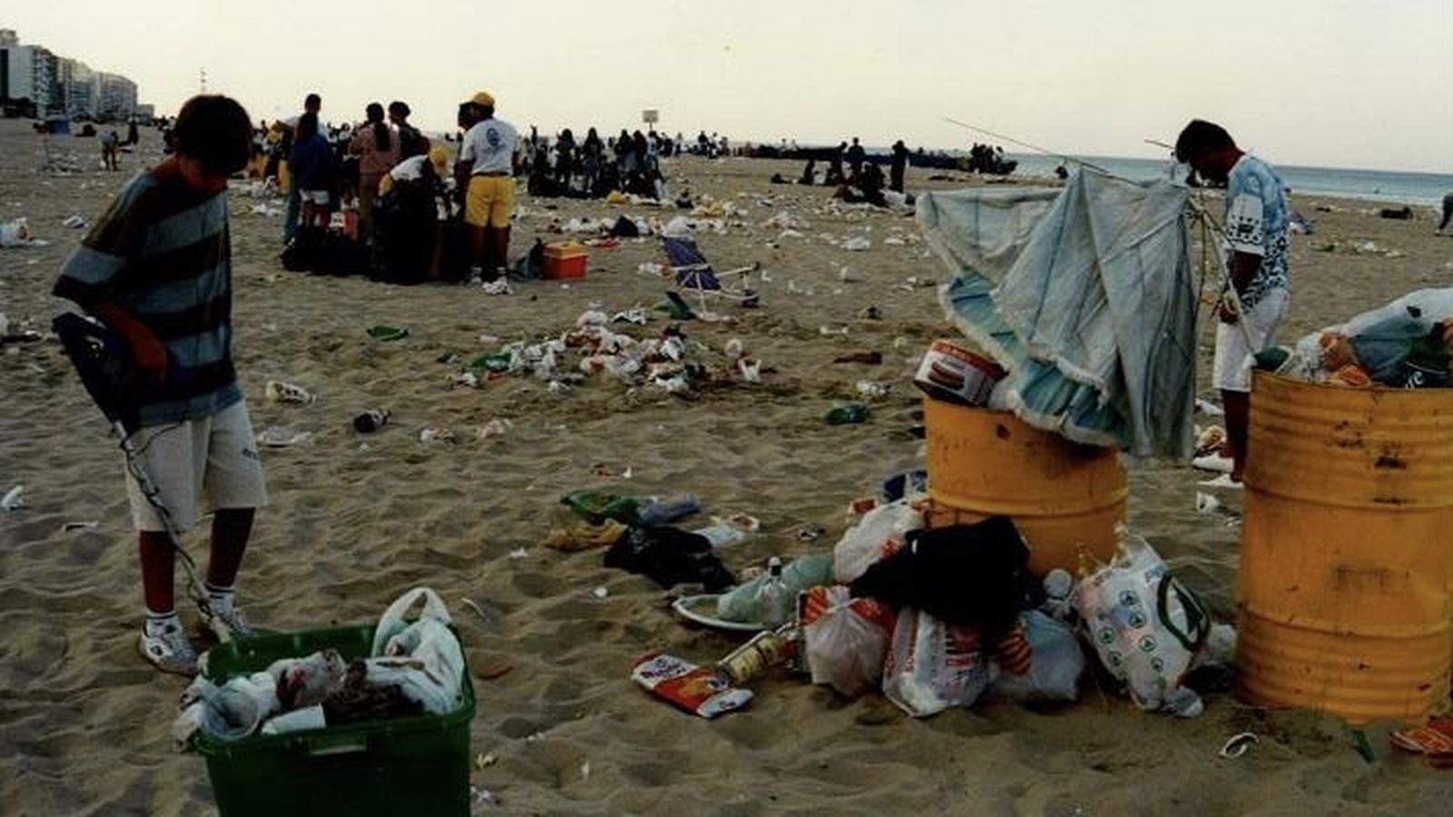 Así dejaban la playa las infaustas barbacoas