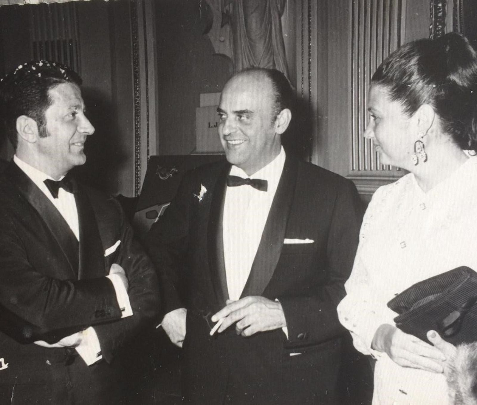 Emilio de la Cruz y su mujer Ángela Gil con el locutor de Radio y Televisión Española Jesús Álvarez.