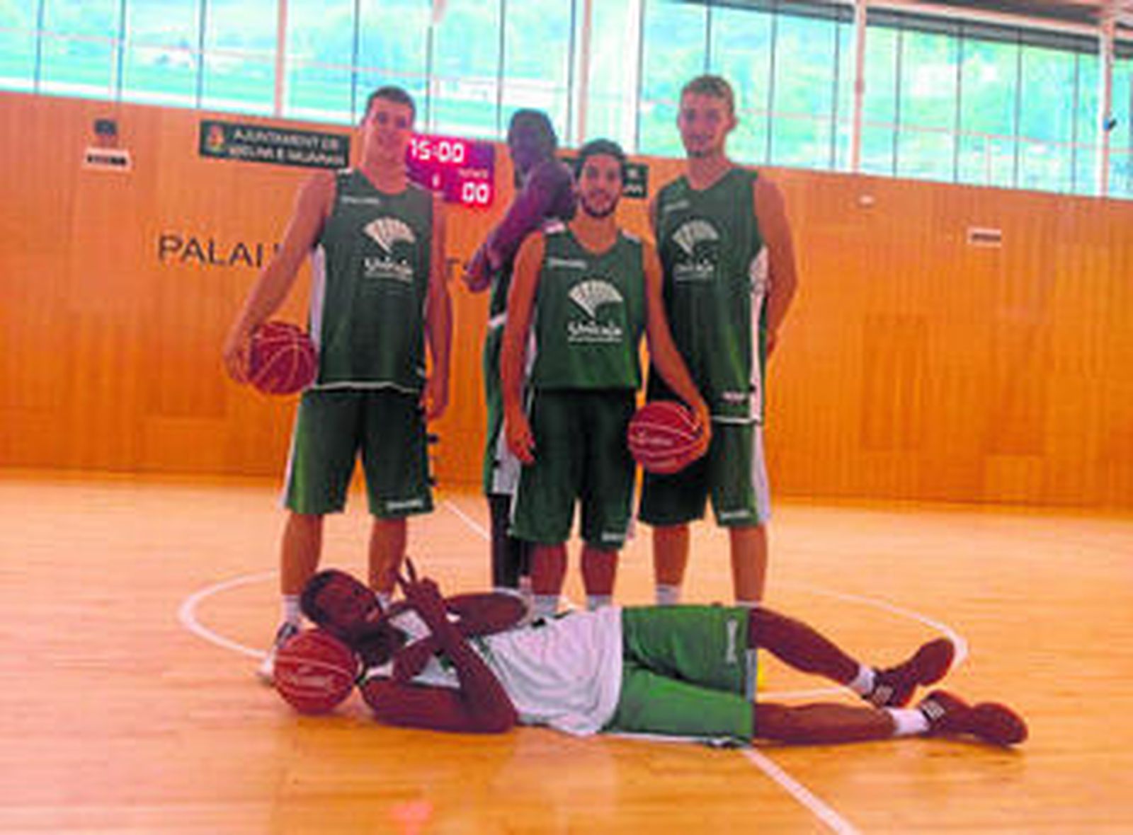 Todorovic, Nguirane, Pozas y Sabonis de pie con Fall en el suelo.