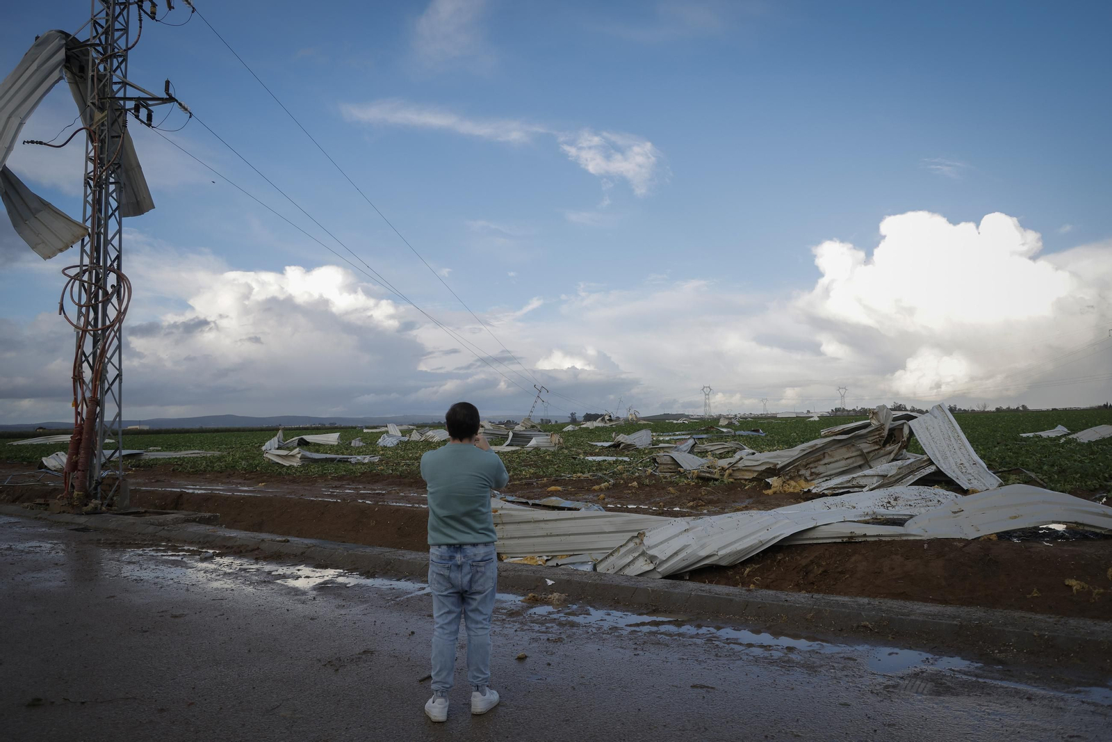 Las fotos del paso de un tornado por Alcalá del Río