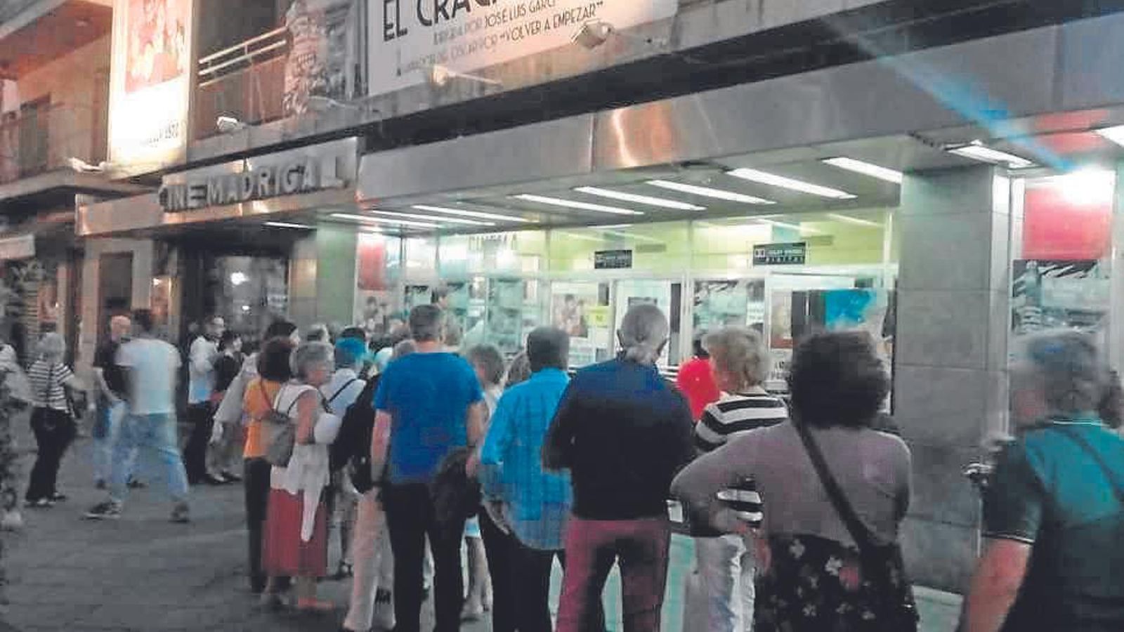 El acceso al cine Madrigal este fin de semana.