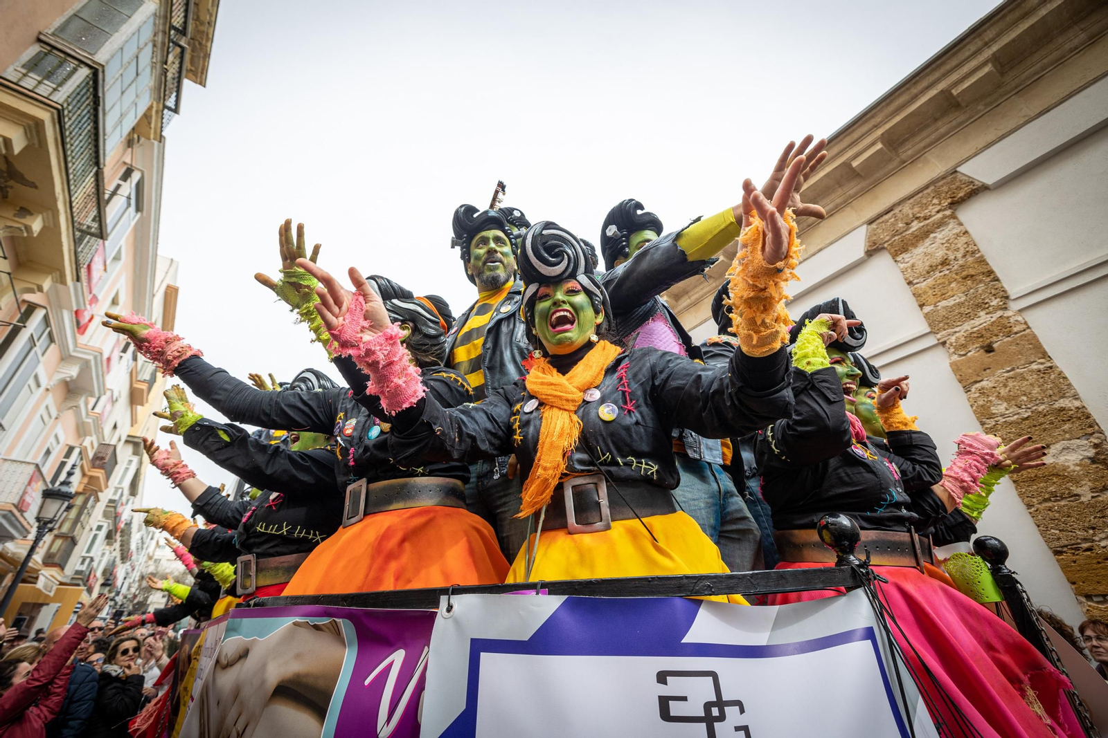Imágenes del lunes de coros e ilegales del Carnaval de Cádiz 2023