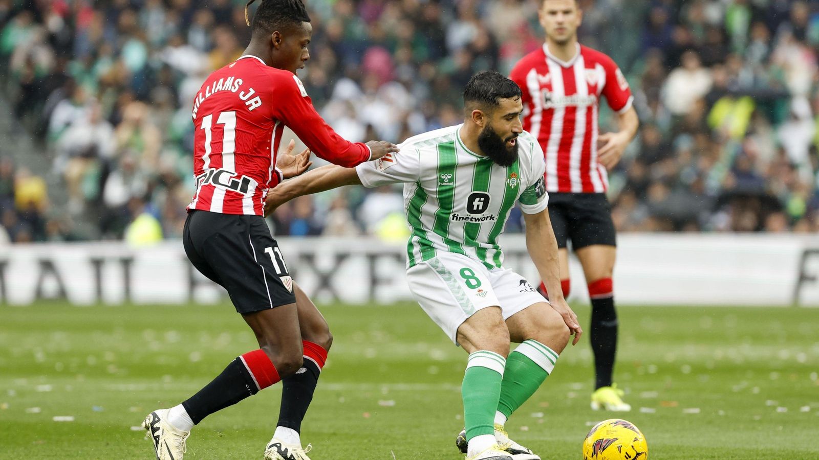 Nico Williams presiona a Fekir.