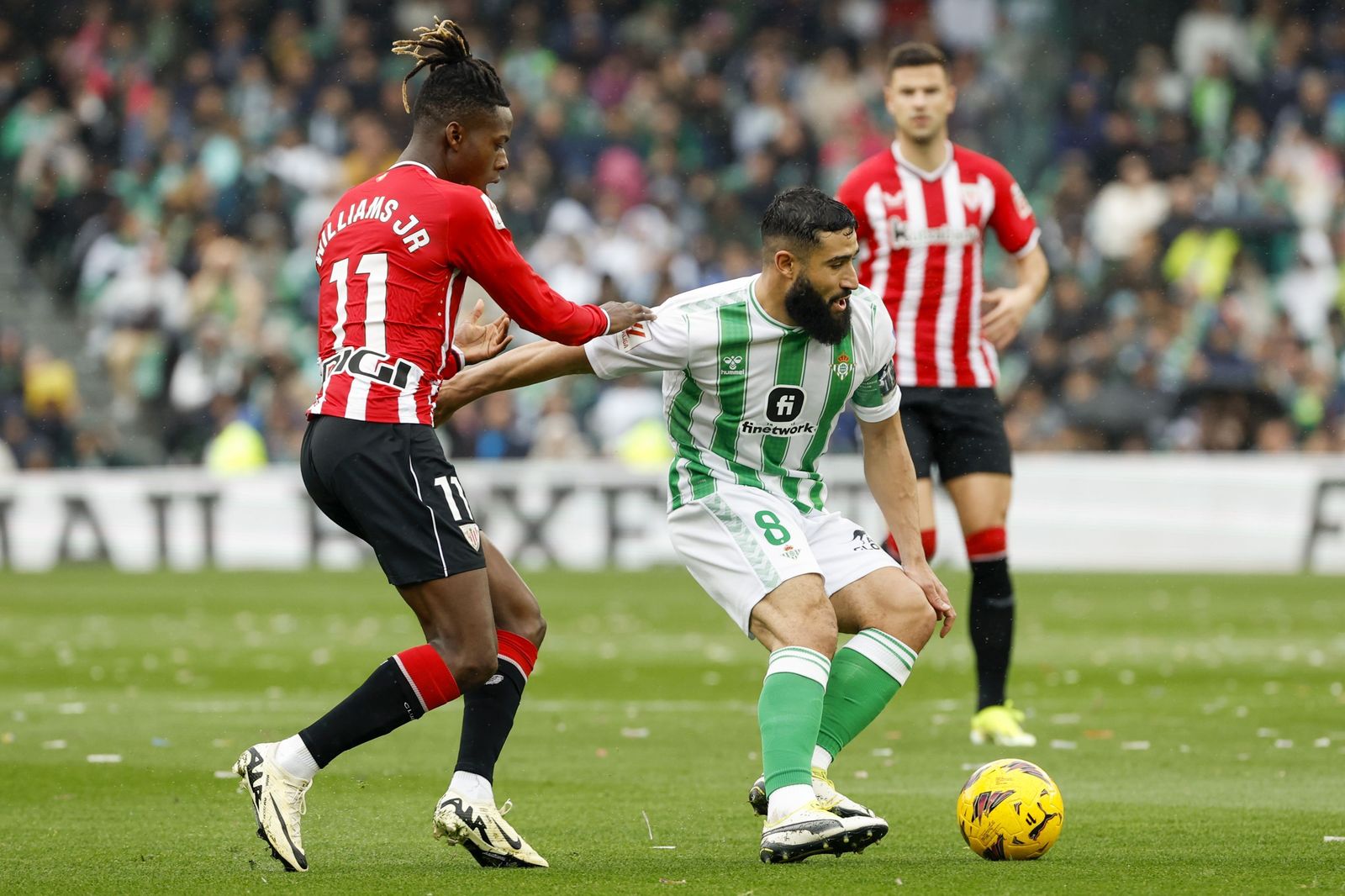 Nico Williams presiona a Fekir.