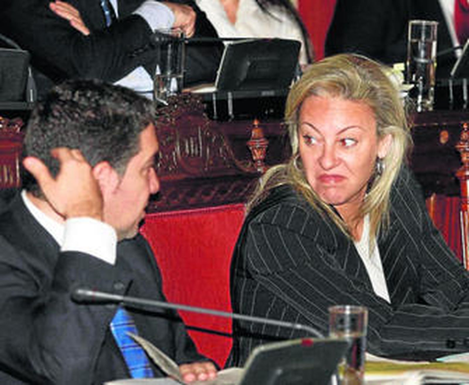 Carolina España gesticula para Elías Bendodo. Ella tampoco parecía pasarlo bien.