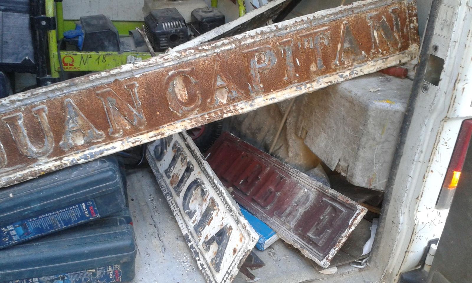 Imagen de los rótulos retirados para ser limpiados.