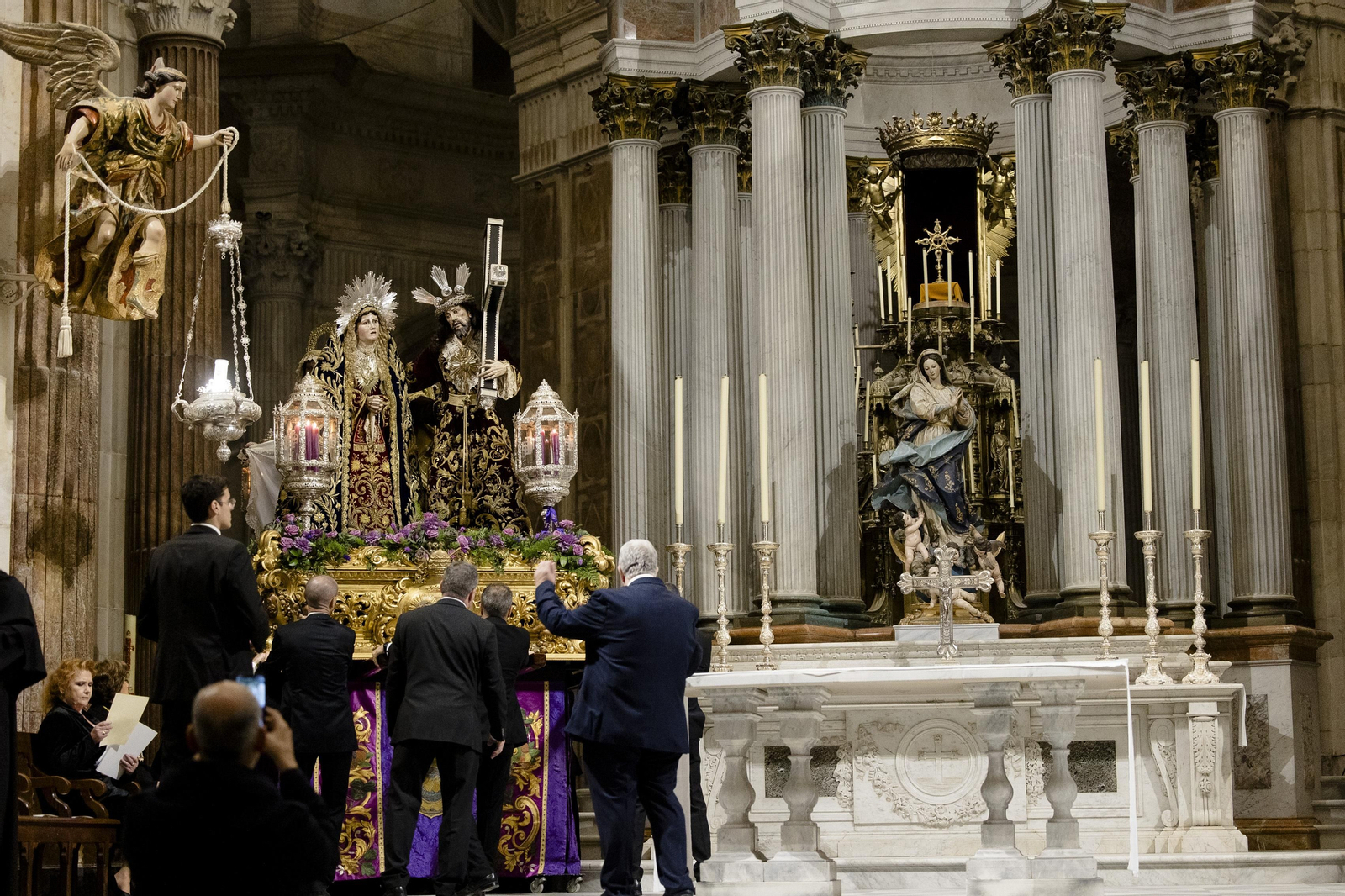 Las imágenes del  vía crucis de las hermandades de Cádiz
