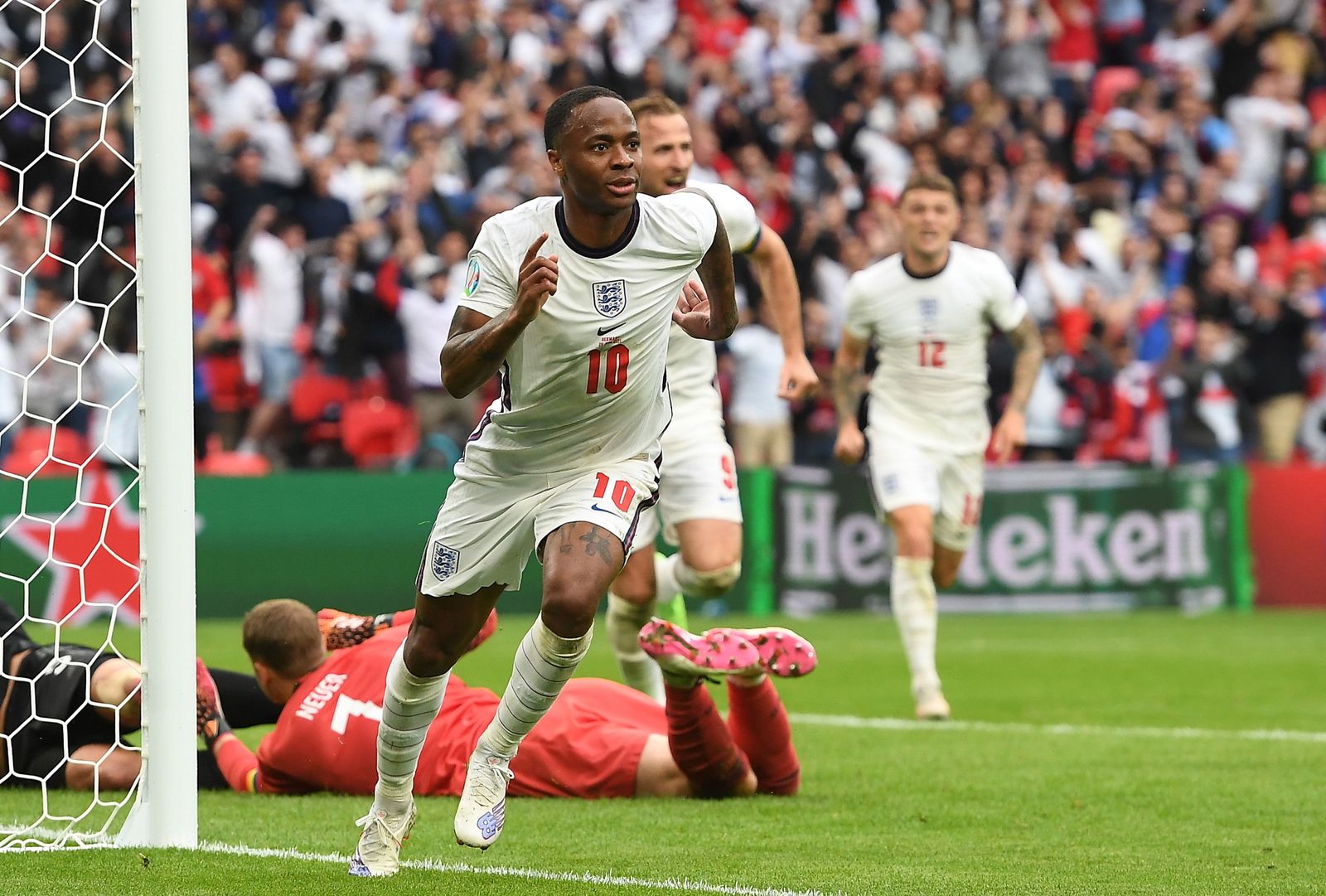 England celebrates one goal against Germany in the last Euro 2020.