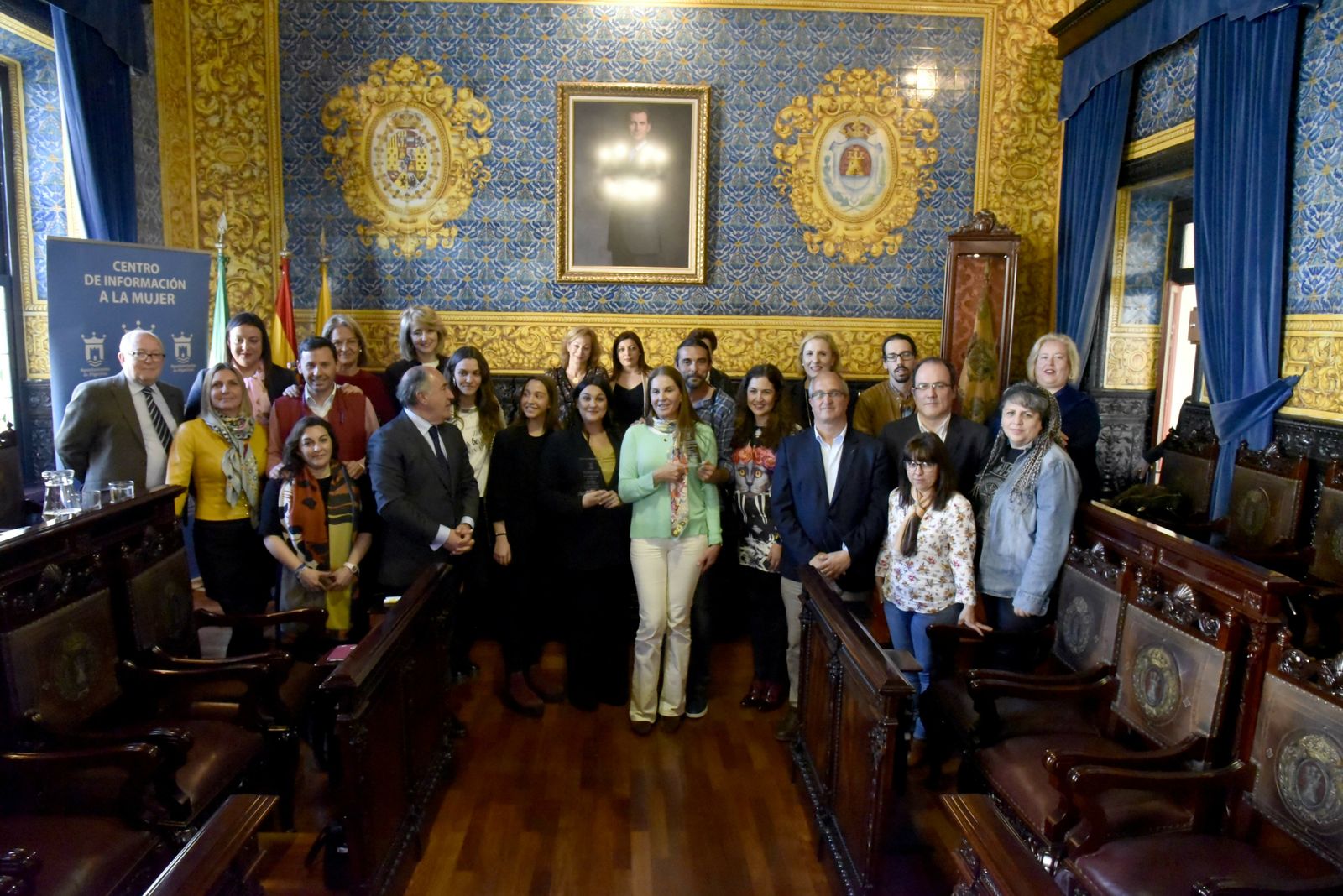 Foto de familia de la entrega de premios Algeciras con mirada de mujer