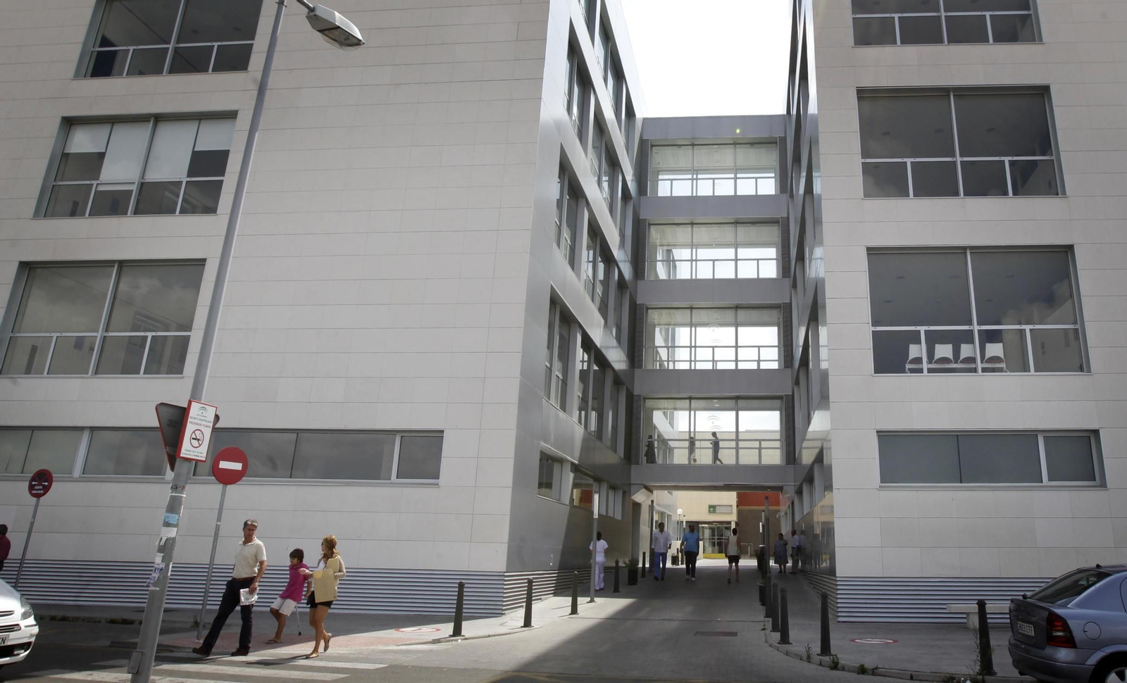 Imagen del edificio de las consultas de especialidades en el hospital.