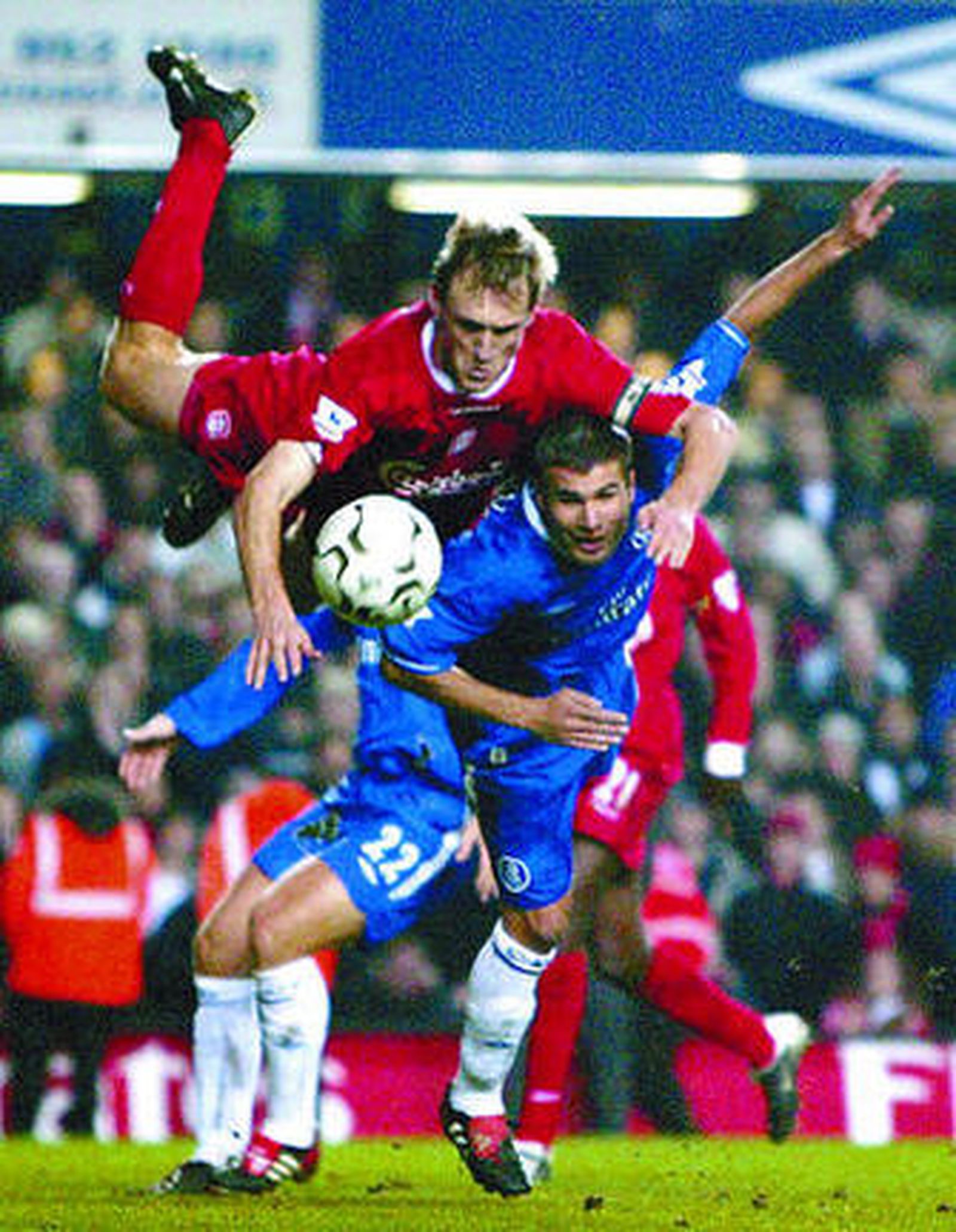 Hyypia salta por encima del rumano Mutu en un Chelsea-Liverpool.