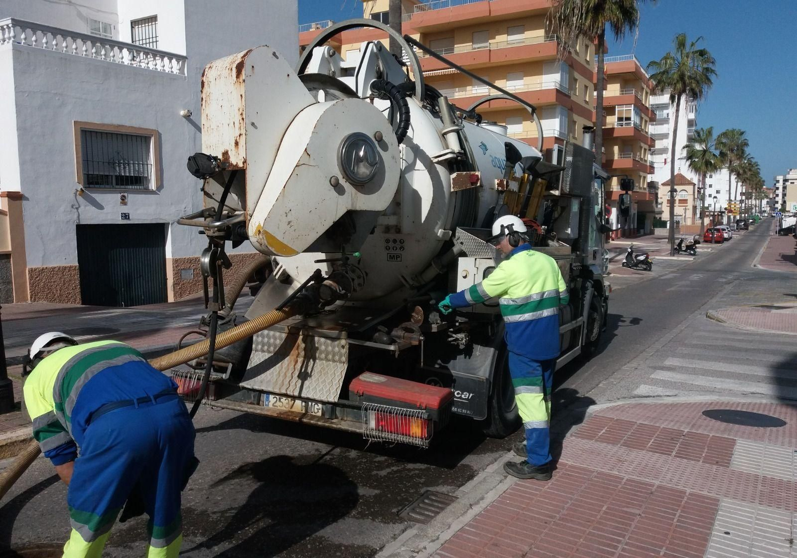 Un camión de Aqualia acomete reparaciones en el alcantarillado de Rota.