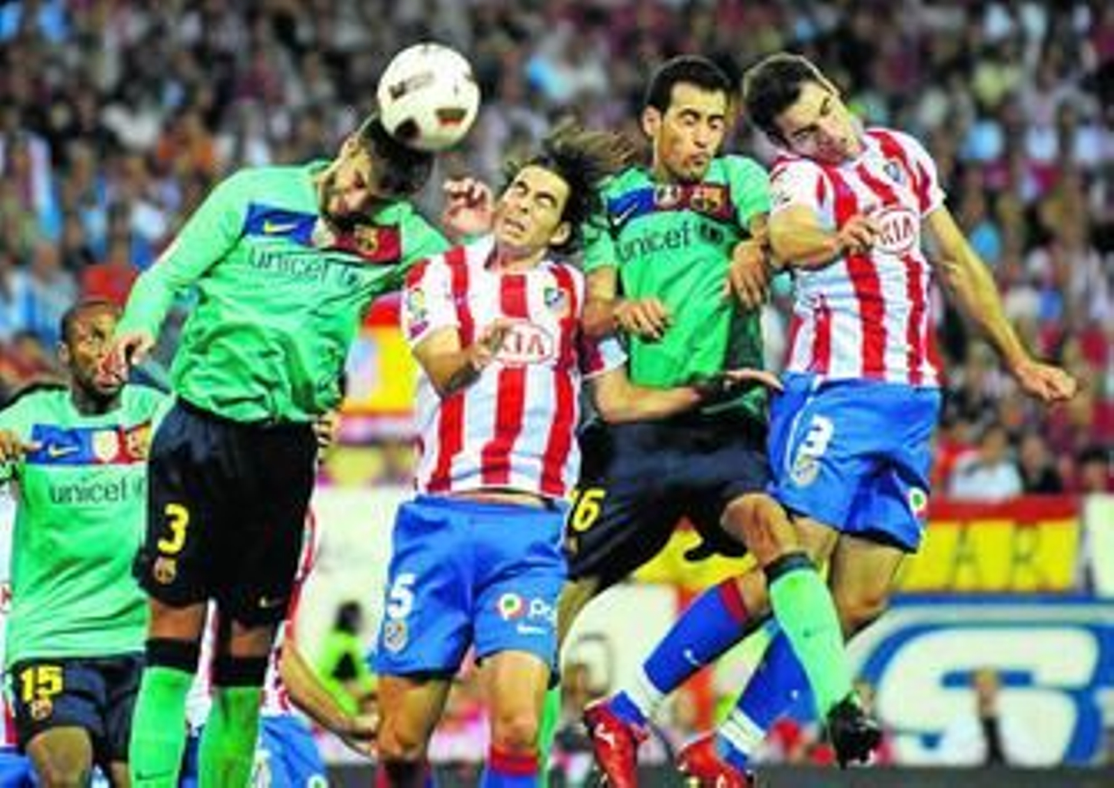 Piqué y Tiago pugnan por el balón en un salto en el que también intervienen Busquets y Antonio López.
