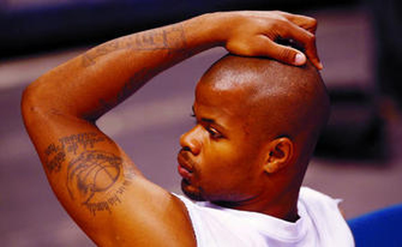 Omar Cook posa con uno de sus tatuajes en el Martín Carpena.