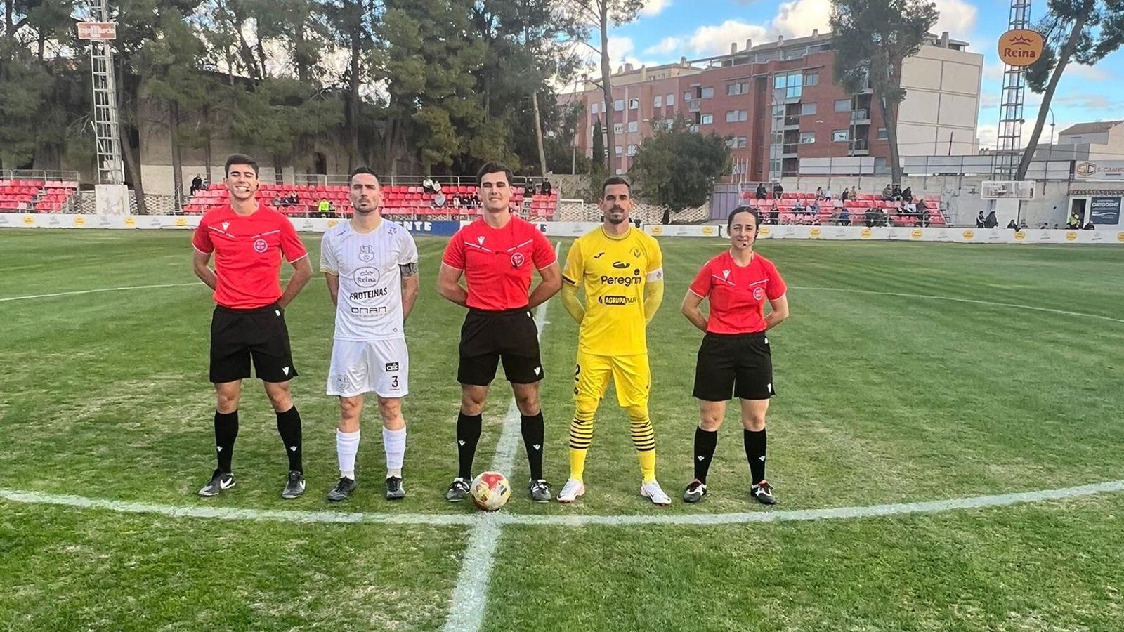 Los capitanes del Caravaca y del Atlético Pulpileño posan con el trío arbitral antes del comienzo del partido.