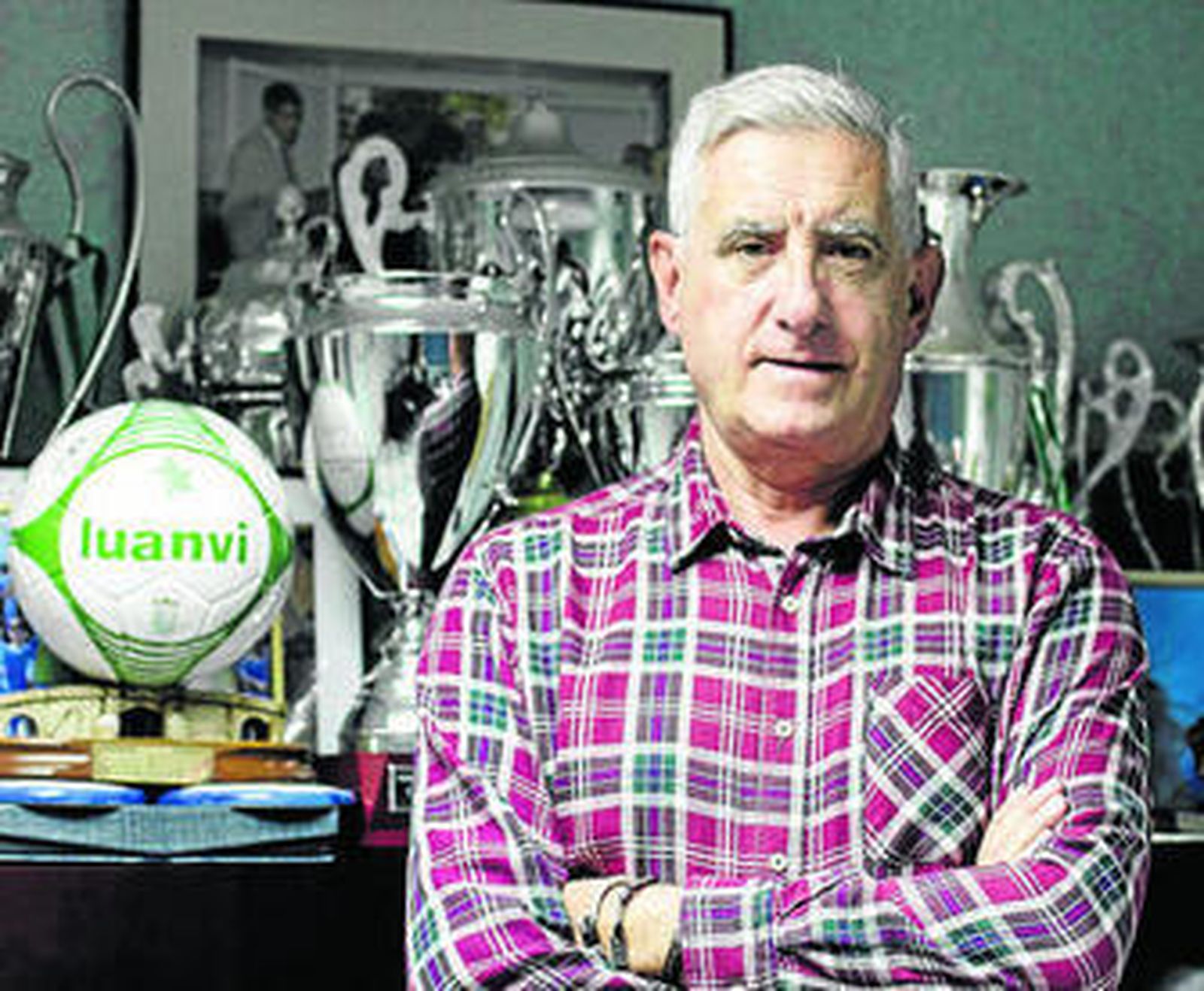 José Antonio Bernal posa en la sede de la Federación Gaditana de Fútbol.