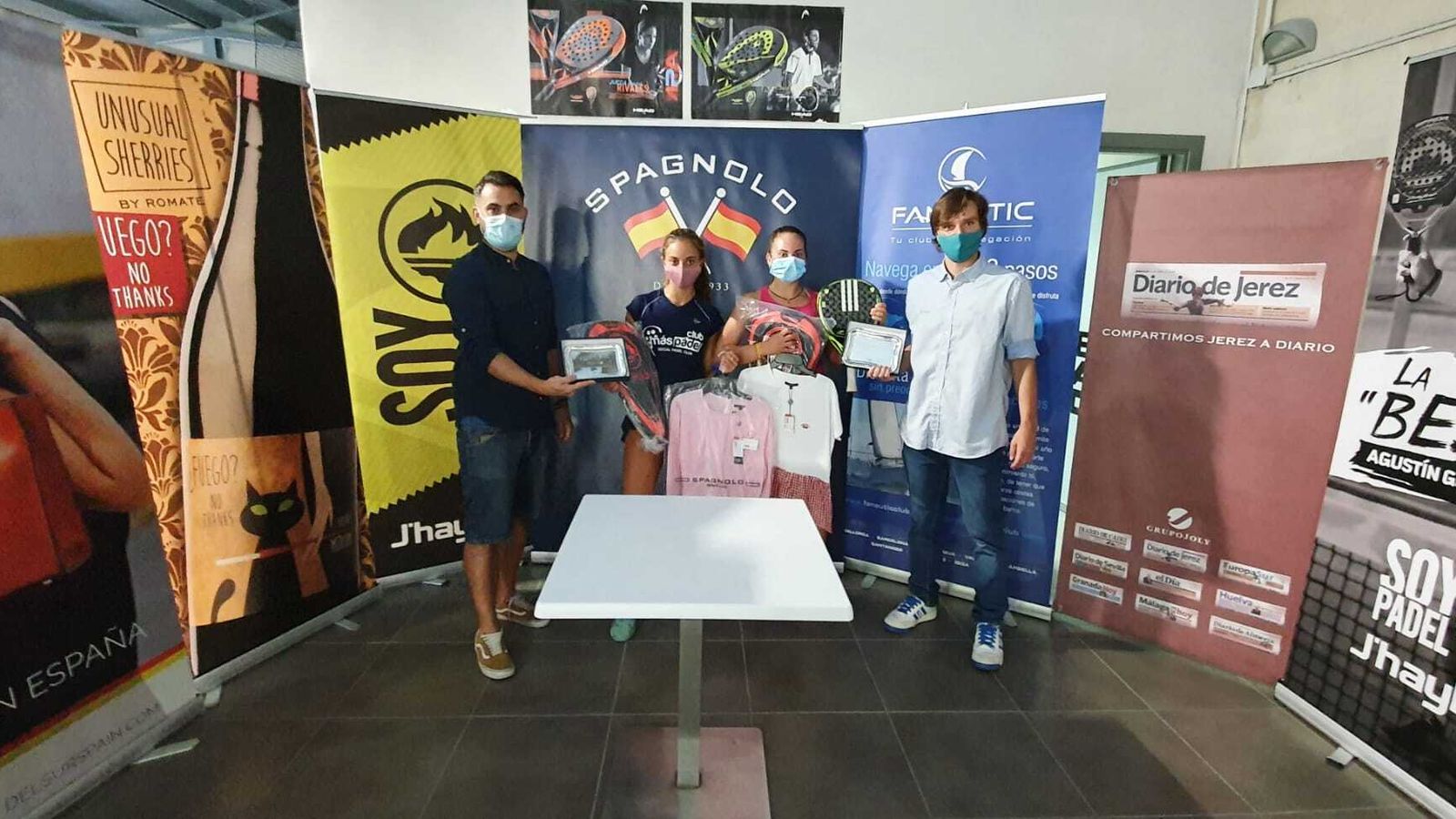 Celia Ruiz y Laura Guerrero, campeonas de Primera A femenina, entre Alberto Solís (Diario de Jerez) y Fran Pérez (Pádel Extreme).