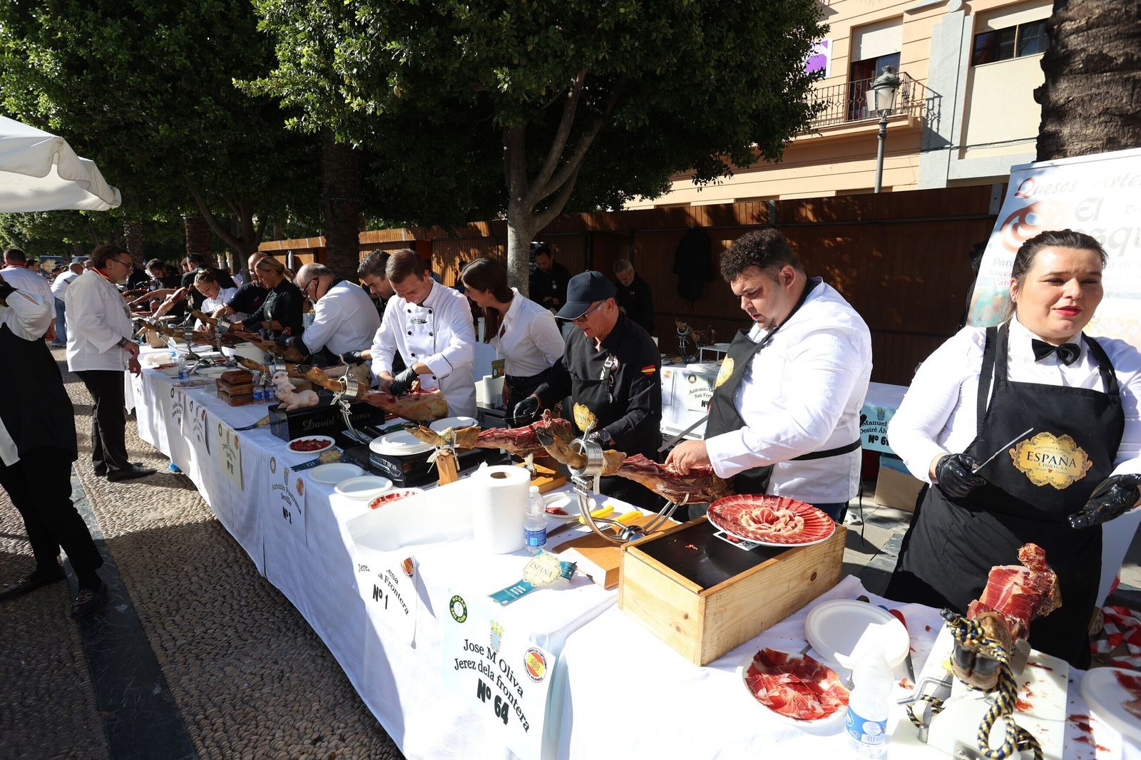 Cortadores de jamón en la plaza del Arenal a beneficio del Hogar San Juan