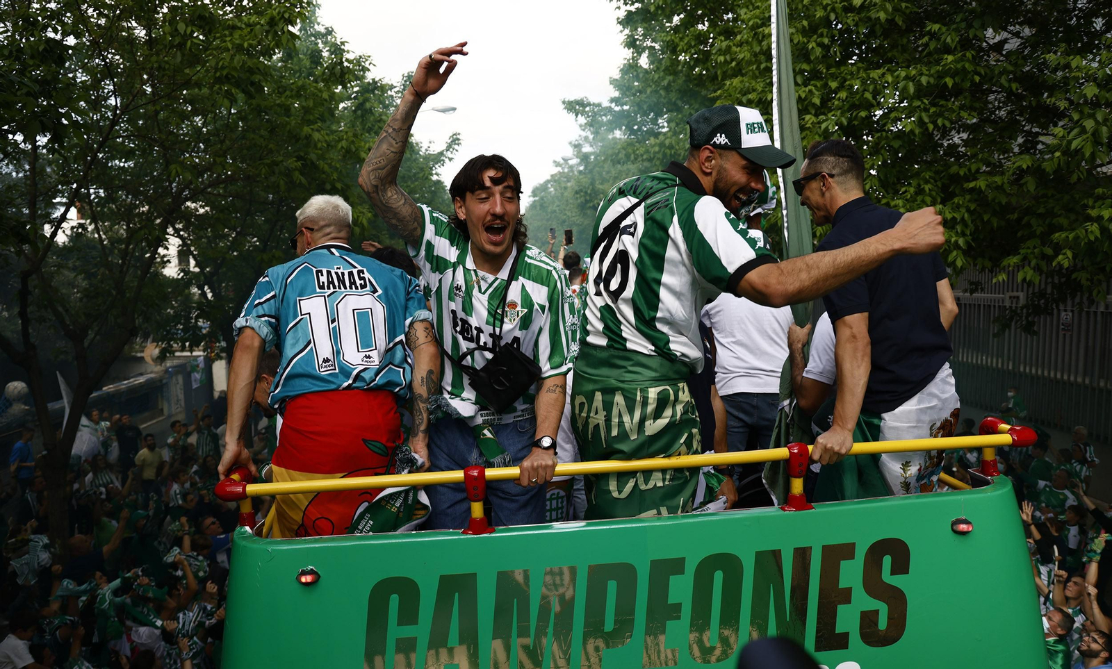 Las imágenes de la celebración del Betis por las calles de Sevilla