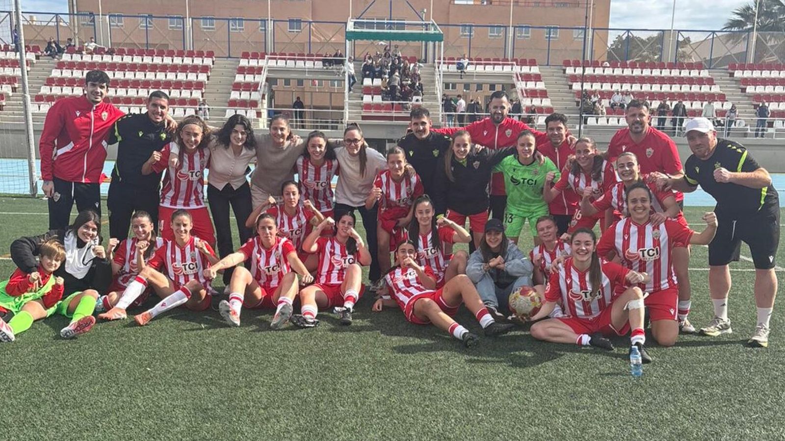 Las jugadoras del Almería femenino y su cuerpo técnico celebran su goleada frente al Real Jaén.