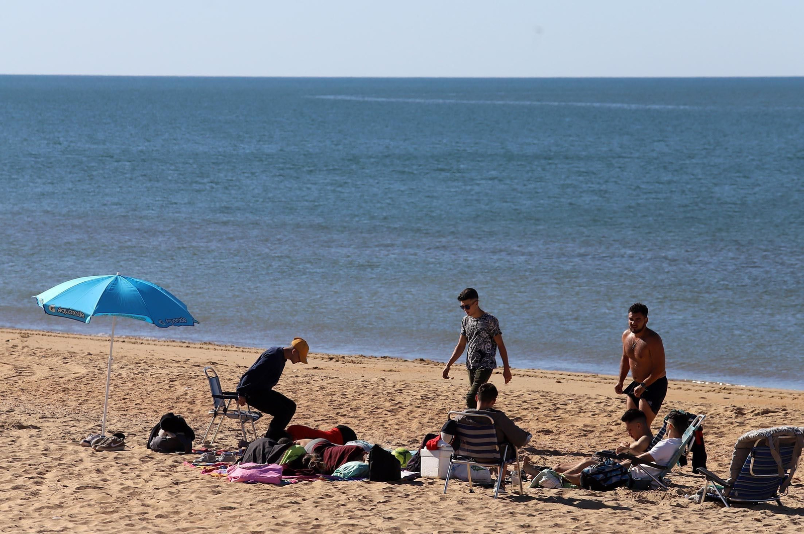 Las imágenes más destacadas del primer domingo de verano en las playas de Huelva