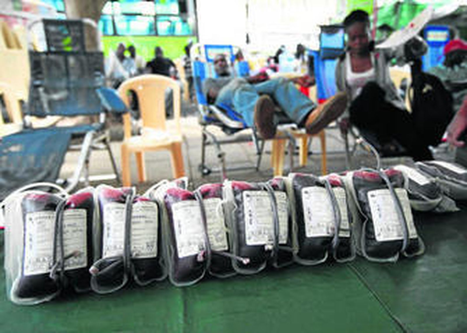 Varias bolsas de sangre donada para las víctimas del ataque a la Universidad de Garissa, ayer en Nairobi.