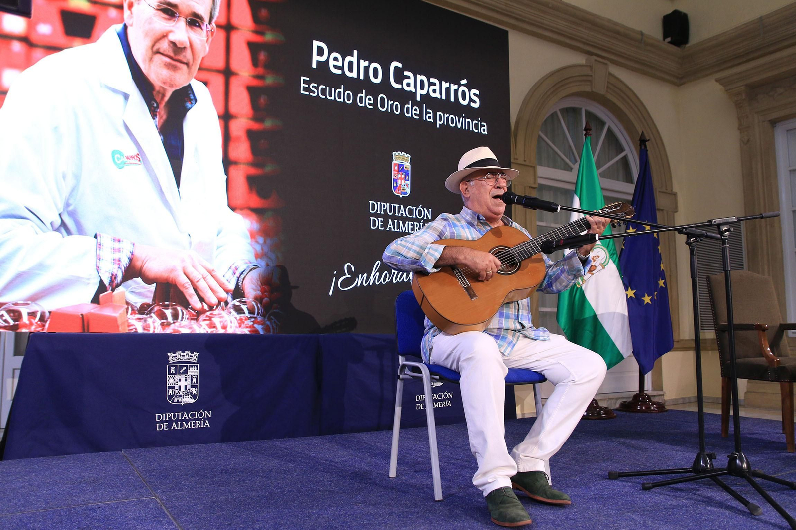 La diputación impone el Escudo de la Provincia a Pedro Caparrós