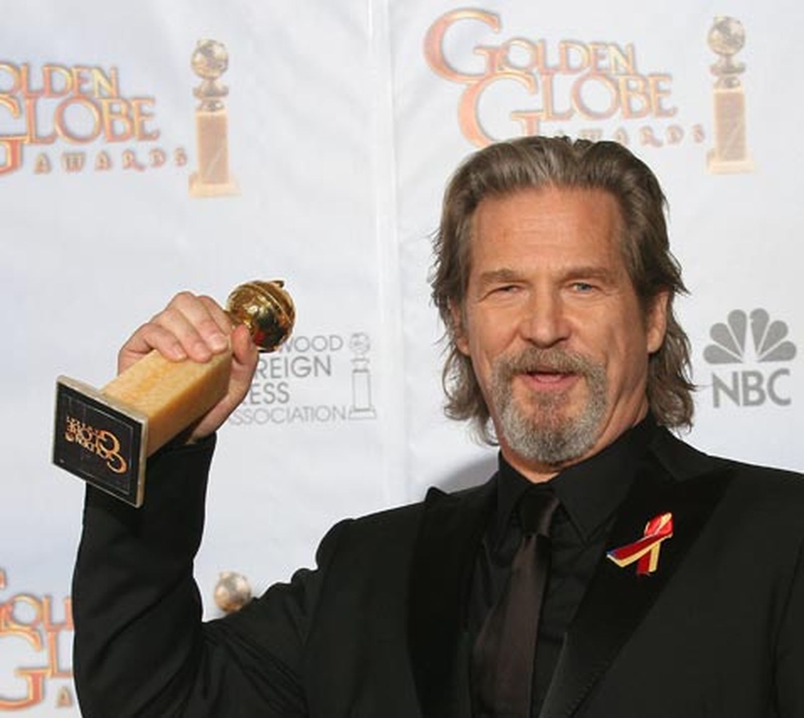 Jeff Bridges muestra su Globo de Oro obtenido por 'Crazy Heart'. / AFP